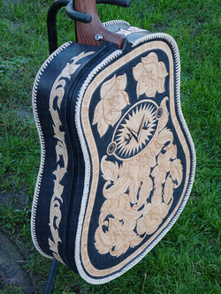 Handgemaakte exclusieve patchwork riem. Deze riem is met de hand  vervaardigd uit diverse leersoorten zoals kroko print, struisvogel print,  snake print, runderleer. Verpakt in een luxe geschenkverpakki 
